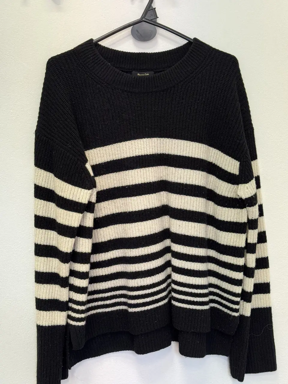 Sweater de Massimo Dutti a rayas horizontales en color negro y blanco. Talle S. Ideal para un look casual y abrigado.