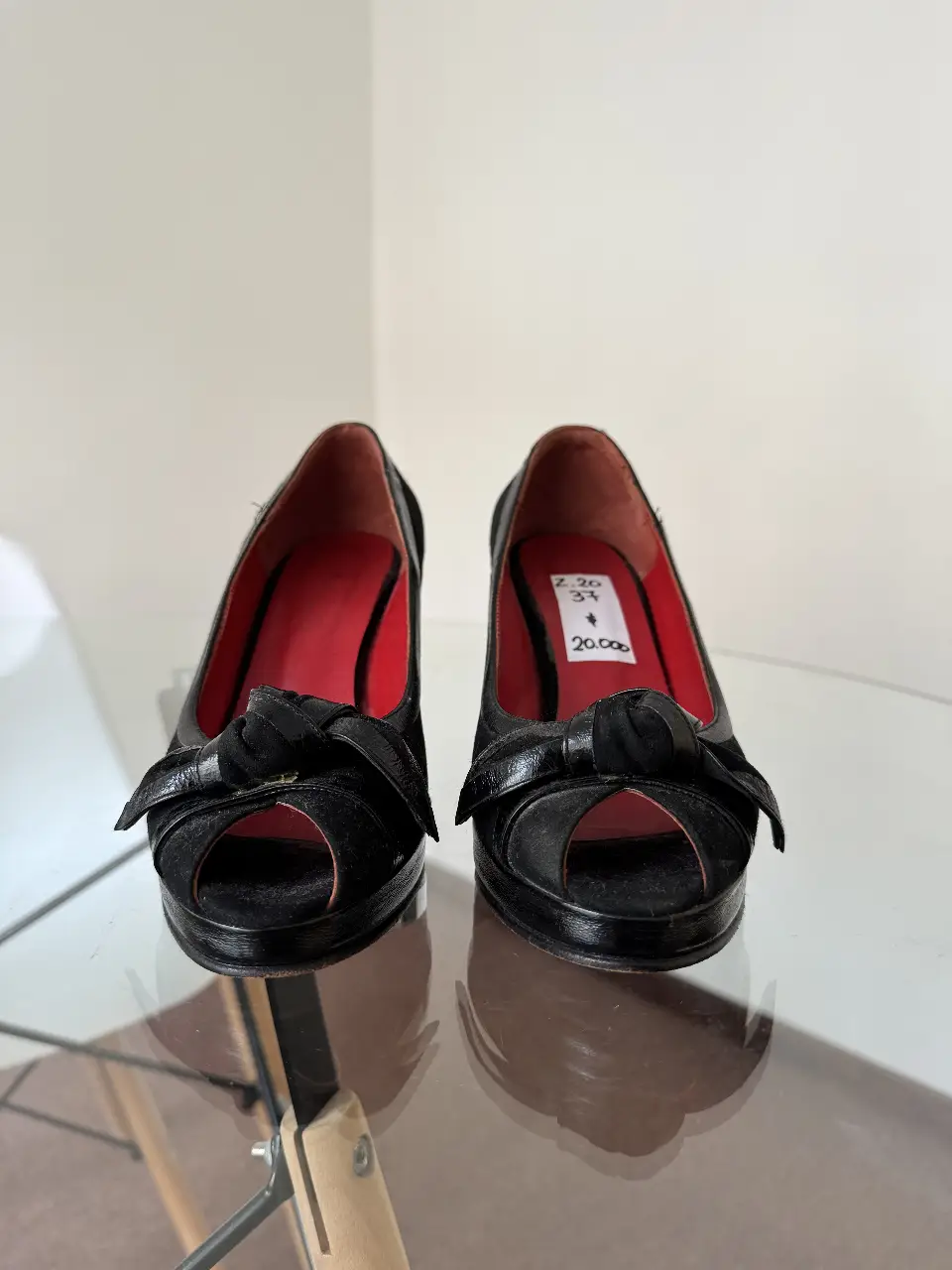 Elegantes zapatos de tacón negros con moño, ideales para fiestas y eventos formales. Interior rojo con la marca "RALLYS".