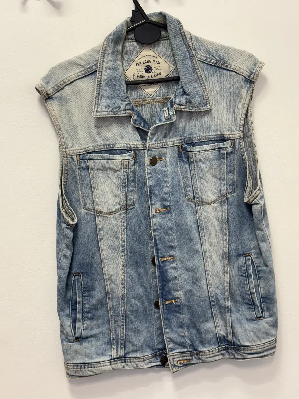Chaleco de jean sin mangas para hombre, estilo vintage de la marca Zara Man. Talle M, ideal para un look casual y moderno.