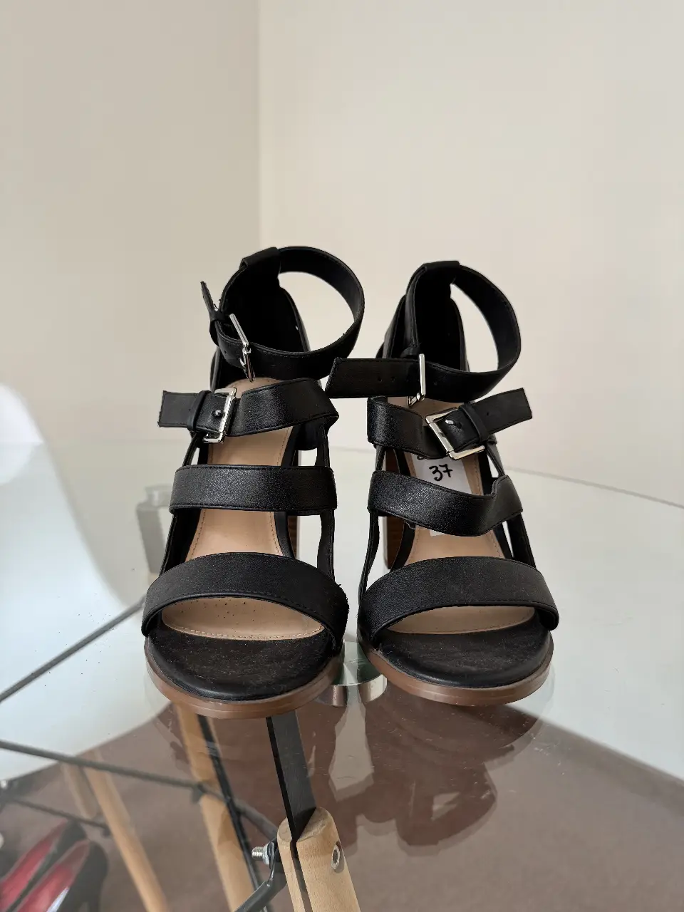 Sandalias de mujer negras con taco de madera y tiras ajustables. Ideales para fiestas y eventos.