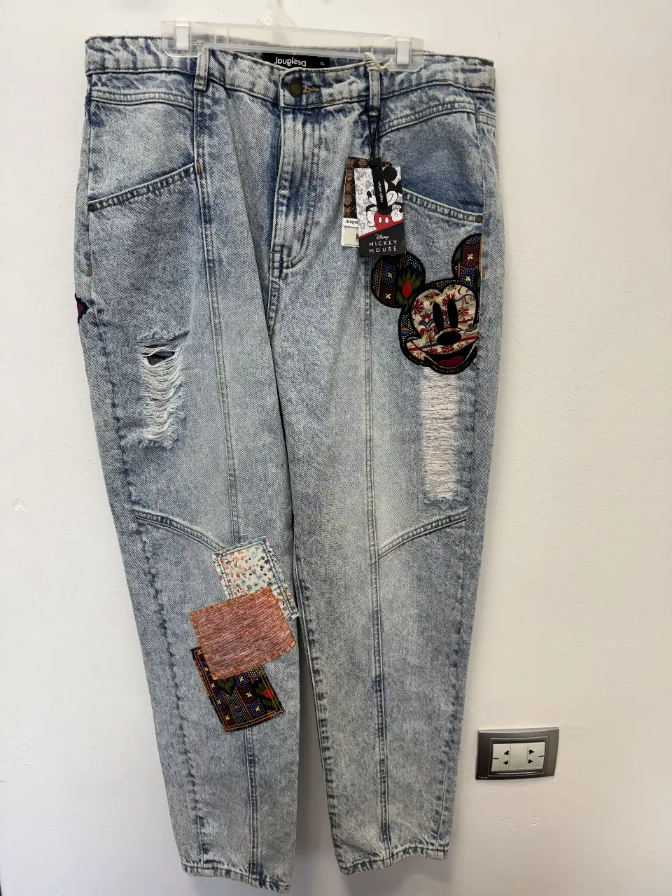 Jeans de hombre Desigual, tiro alto, con parches y roturas. Talle XL. Estilo vintage y urbano.