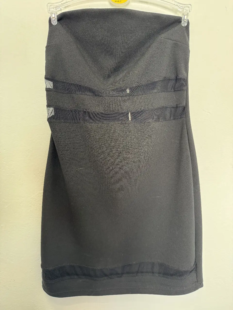 Vestido strapless negro con detalles de malla. Ideal para una salida nocturna o evento especial. Diseño ajustado y elegante.