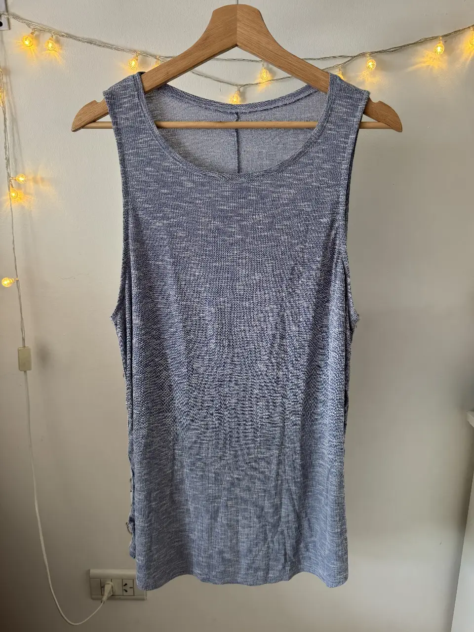 Musculosa de mujer en color gris con detalles de ajuste lateral. Ideal para un look casual y fresco.