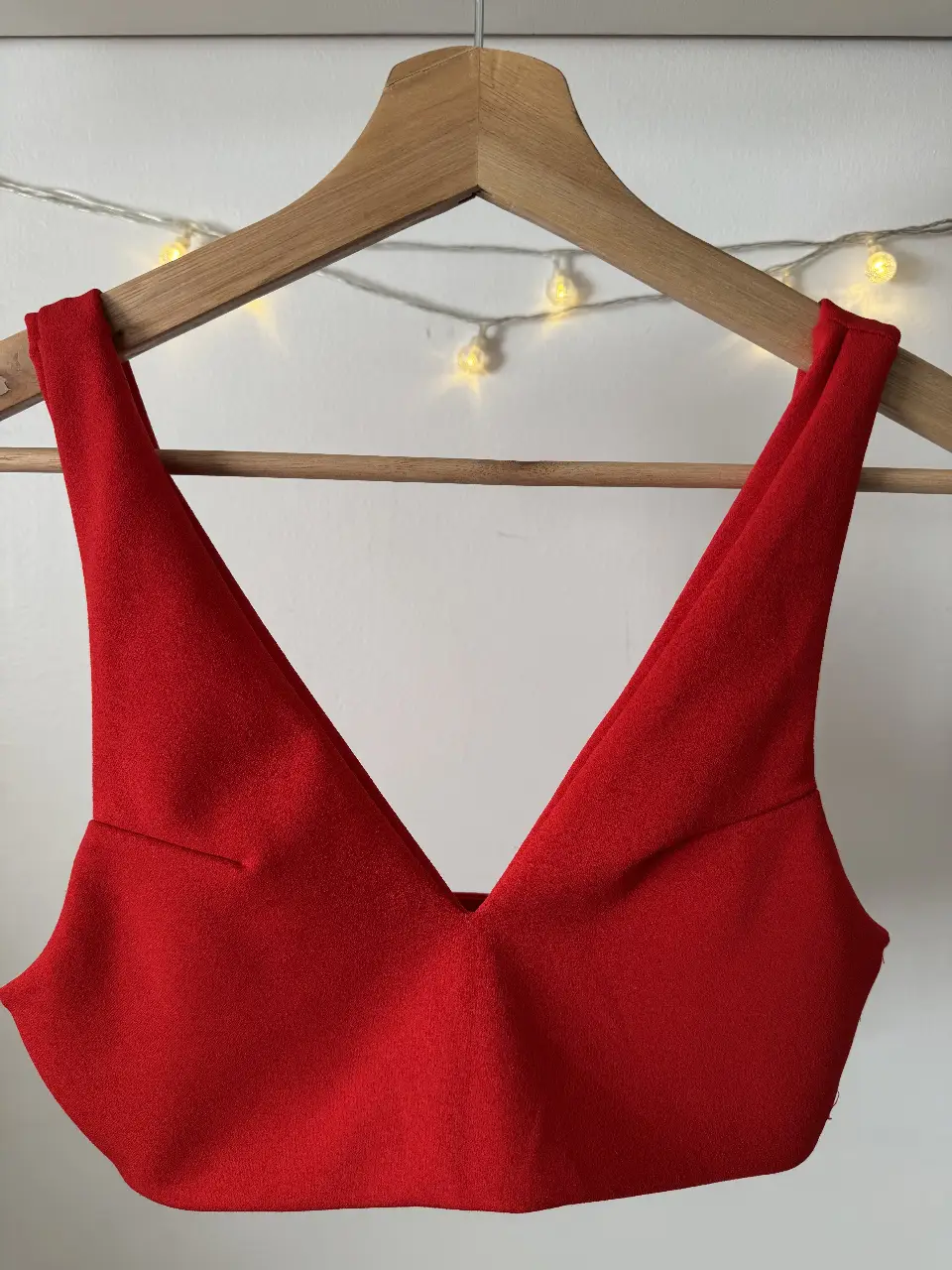 Top rojo con escote en V profundo, ideal para un look moderno y audaz. Perfecto para combinar con faldas o pantalones de cintura alta.