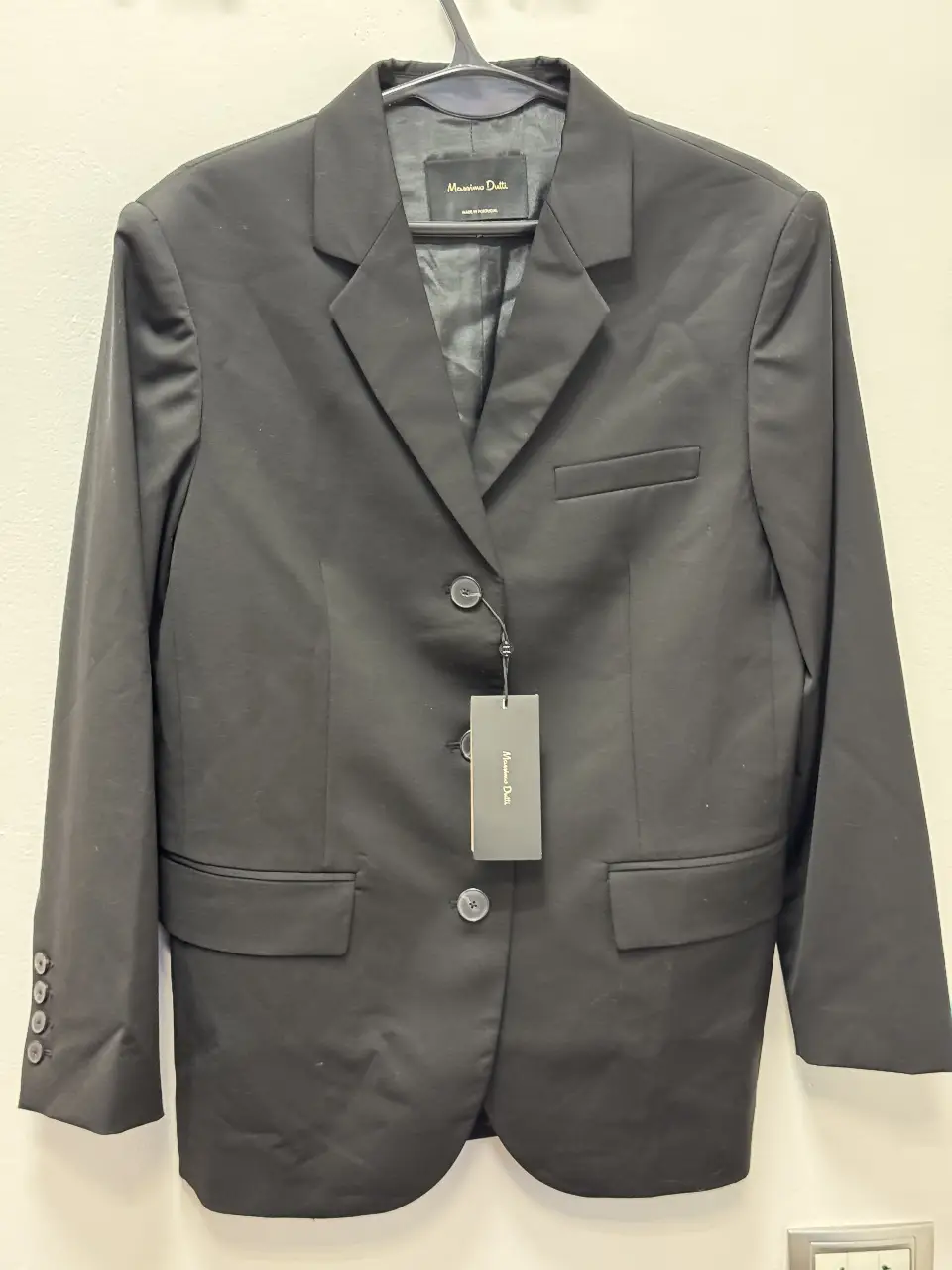 Elegante blazer negro de Massimo Dutti, ideal para un look formal o de trabajo. Confeccionado en un tejido de calidad, este blazer ofrece un ajuste impecable y un estilo sofisticado. Perfecto para combinar con pantalones de vestir o jeans para un look más casual.