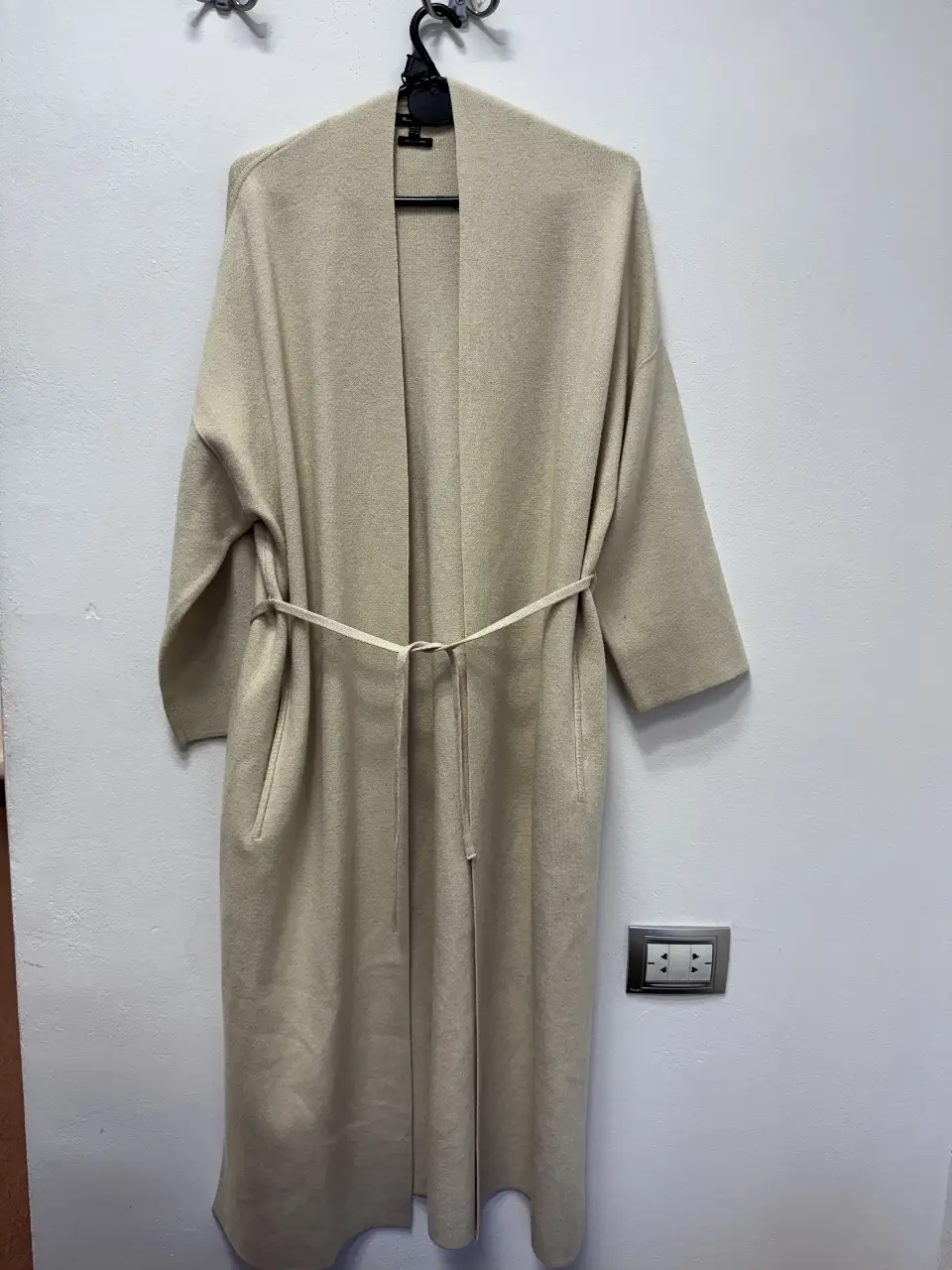 Cardigan largo de Massimo Dutti en color crudo, con cinturón para ajustar la cintura. Ideal para un look casual y elegante.