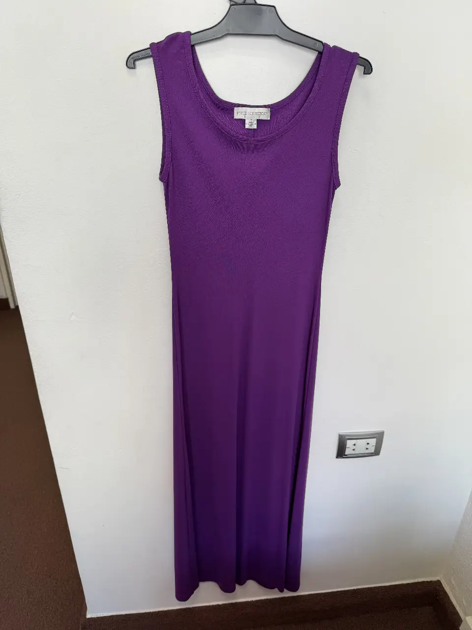 Vestido largo de mujer, color violeta, de la marca Petite Sophisticate. Ideal para una salida o evento especial. Talle S.