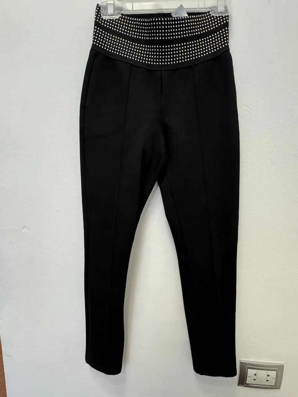 Pantalón negro de vestir de mujer, con cintura alta adornada con detalles brillantes. Ideal para un look elegante y sofisticado.