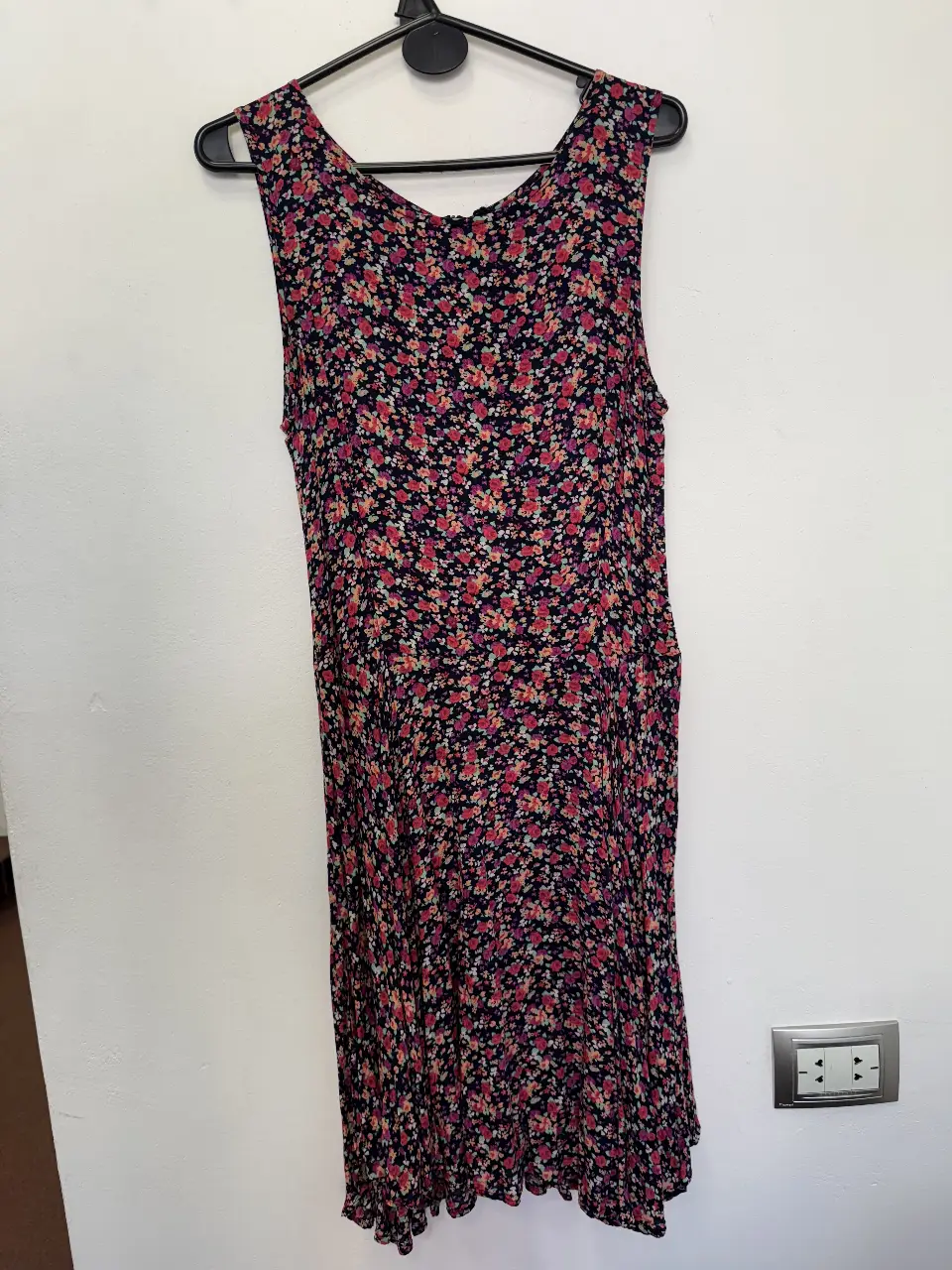 Vestido midi de mujer, con estampado floral en tonos rojos y rosas sobre fondo negro. De la marca Complot, talle Large.