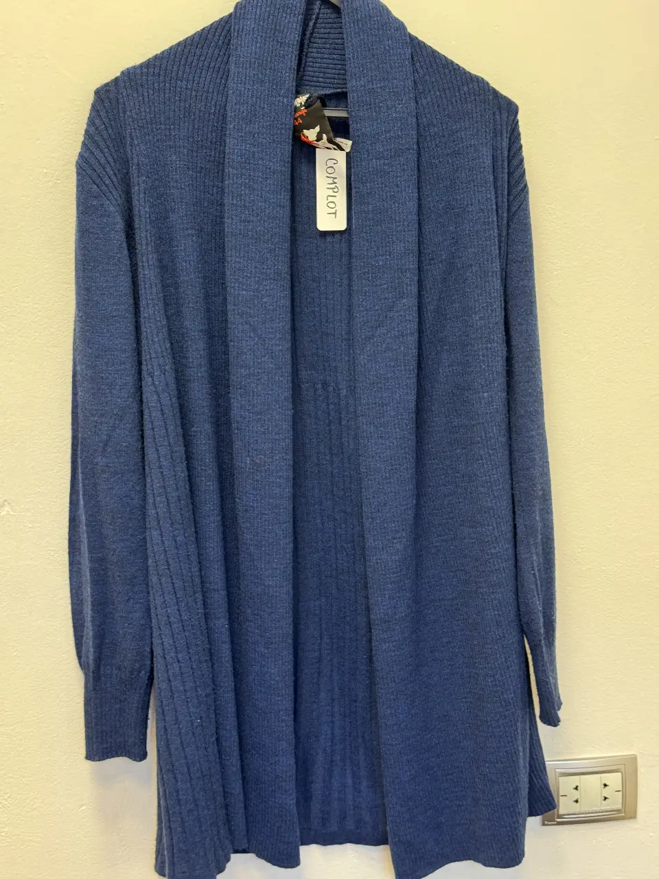 Cardigan largo de punto azul, ideal para un look casual y cómodo. Confeccionado en un tejido suave y abrigado, perfecto para el invierno. Posee un diseño de cuello amplio y mangas largas.