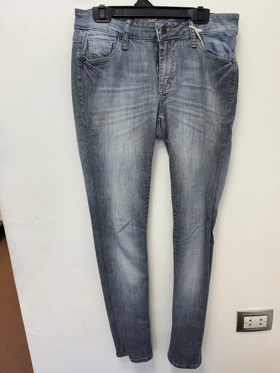 Jeans rectos de mujer, color gris gastado. Talle 29. Marca Materia Jeans.