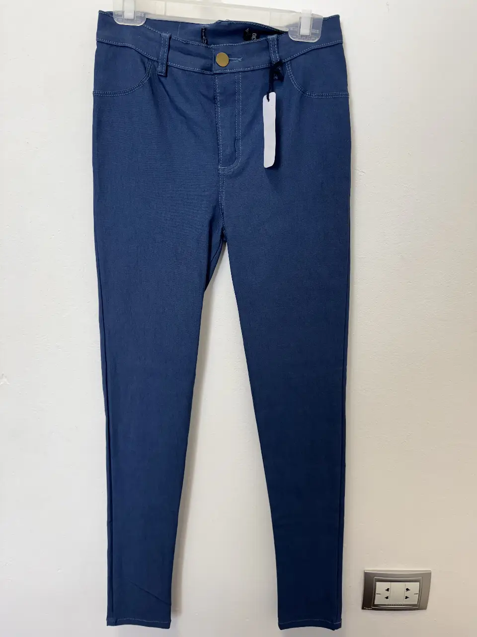 Pantalón de vestir azul, corte recto, ideal para un look casual o semi formal. Confeccionado en tela resistente y cómoda.