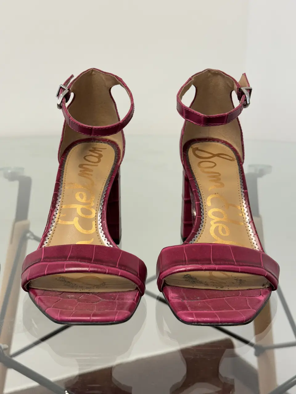 Sandalias de taco alto color bordó con textura símil piel de cocodrilo. Diseño elegante y moderno, ideales para eventos especiales.