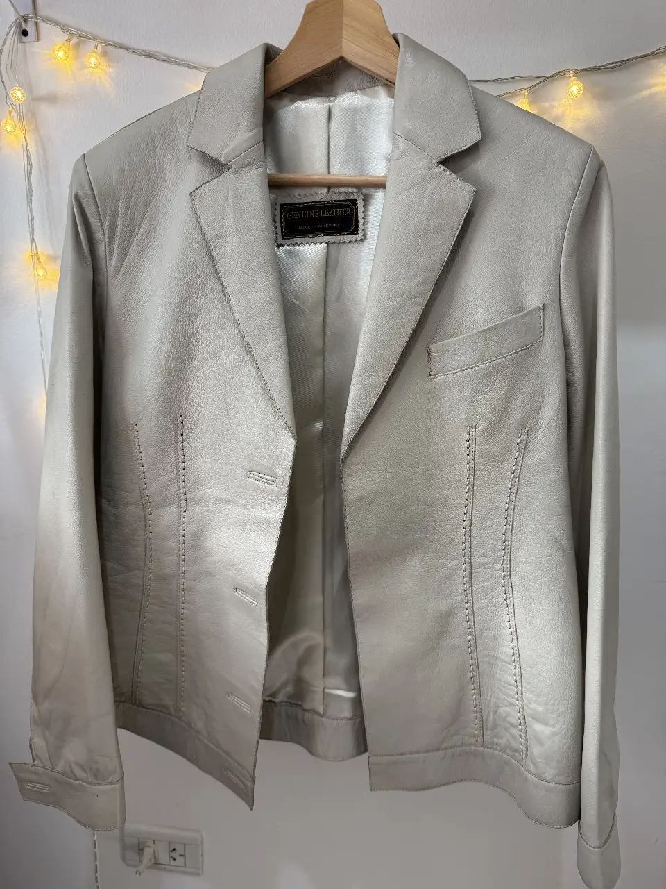 Elegante blazer de cuero genuino color gris claro, ideal para un look sofisticado y atemporal. Confeccionado en Argentina, este blazer de corte clásico es perfecto para ocasiones formales o para darle un toque de distinción a tu outfit diario.