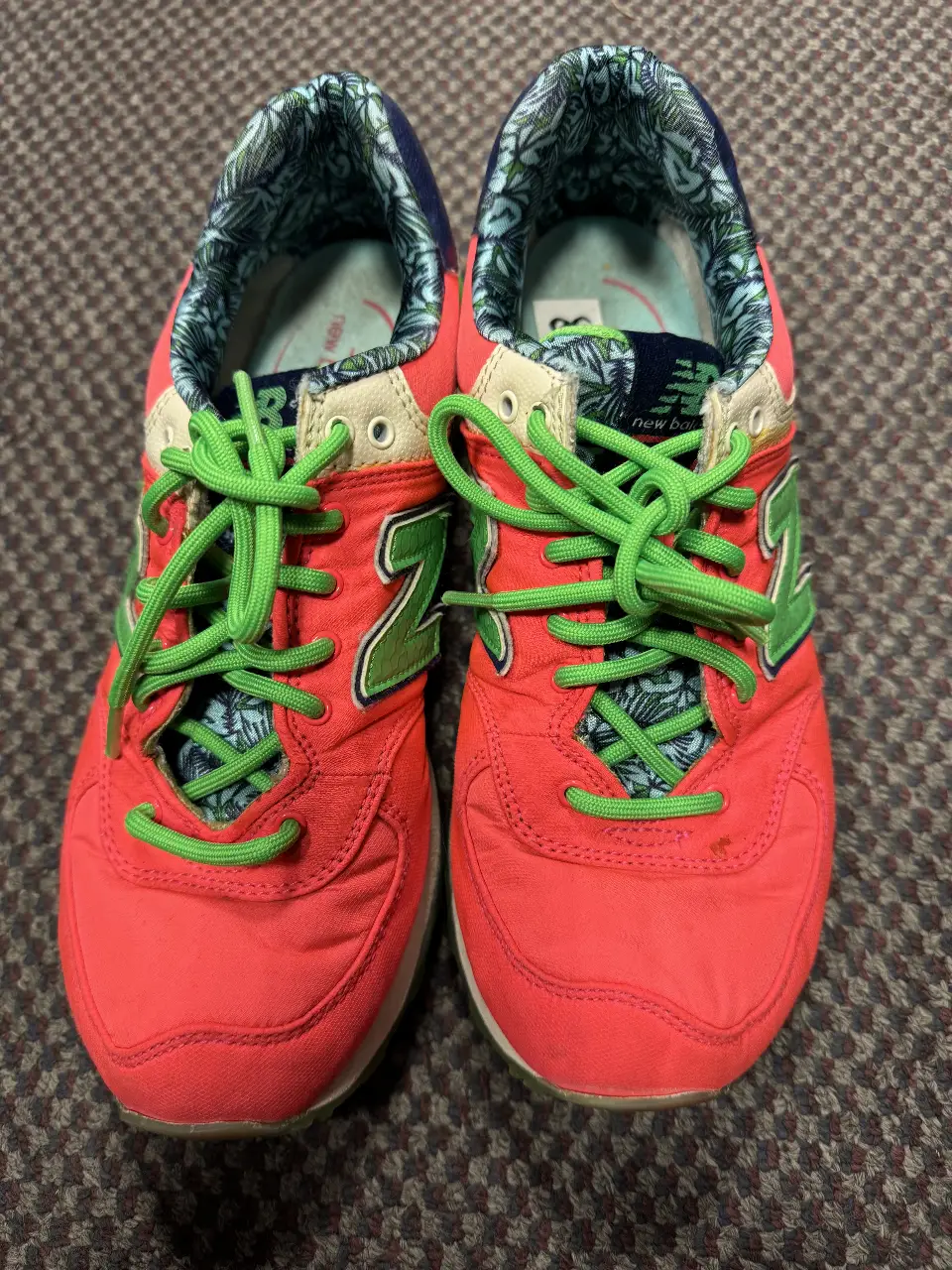 Zapatillas New Balance 574 rojas con detalles en verde y azul. Cordones verdes. Talle 38.