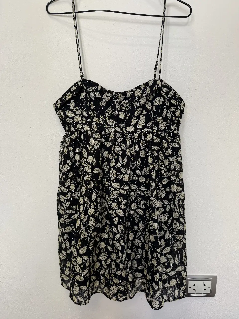 Mono  mini de mujer con estampado floral en blanco y negro. Tiene tiras finas ajustables y un corte suelto y cómodo. Ideal para el verano.