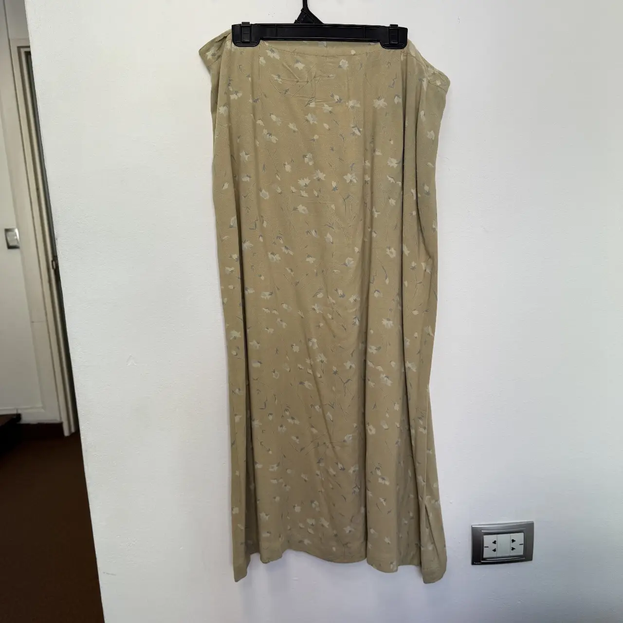 Pollera midi de tela liviana con estampado floral en tonos crudos y blancos. Ideal para un look fresco y femenino.