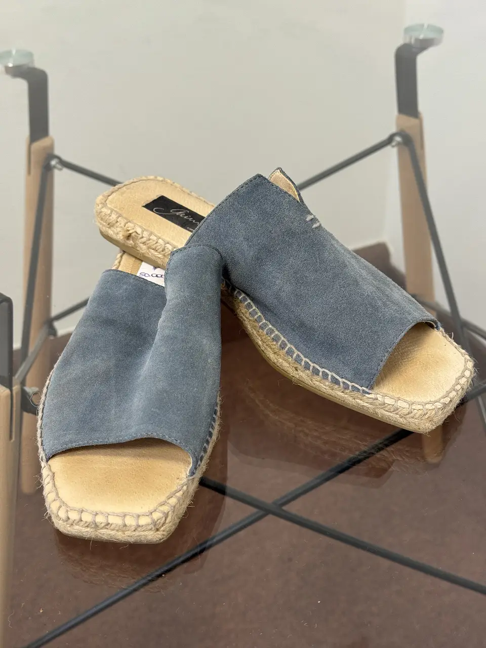 Sandalias de gamuza azul con suela de yute. Ideales para un look casual y fresco en verano.