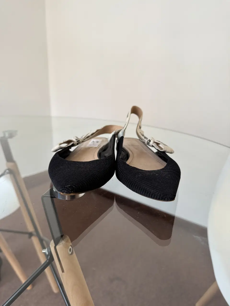 Elegantes ballerinas negras con detalles blancos y la inscripción 'J'ADIOR' en la cinta. Perfectas para un look sofisticado y cómodo.