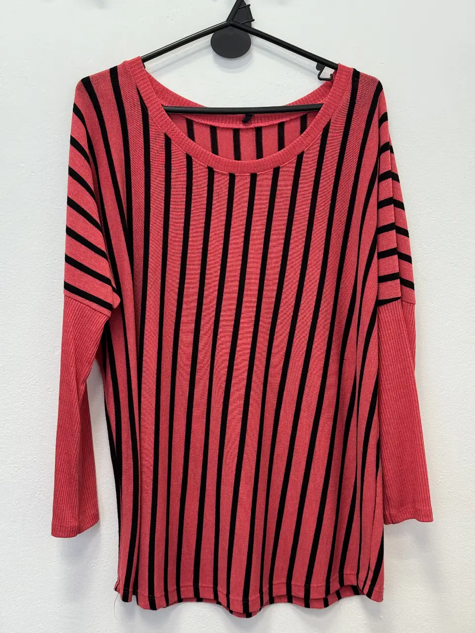 Sweater largo a rayas verticales rojas y negras. Ideal para un look casual y cómodo. Perfecto para usar en otoño o invierno.