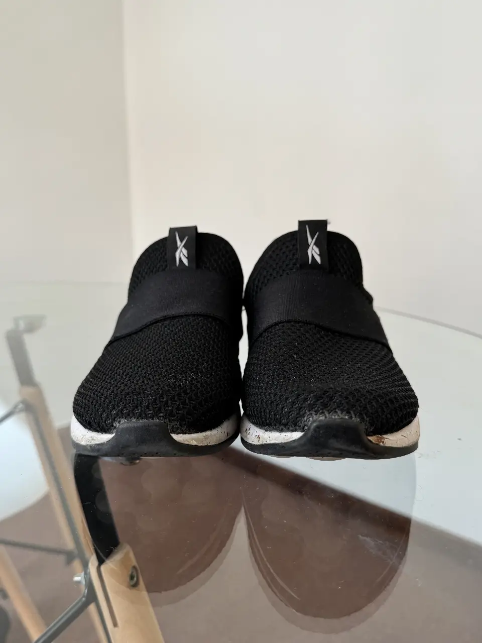Zapatillas Reebok Memorytech LT negras, sin cordones, con detalles blancos en la suela. Ideales para uso diario y actividades deportivas.