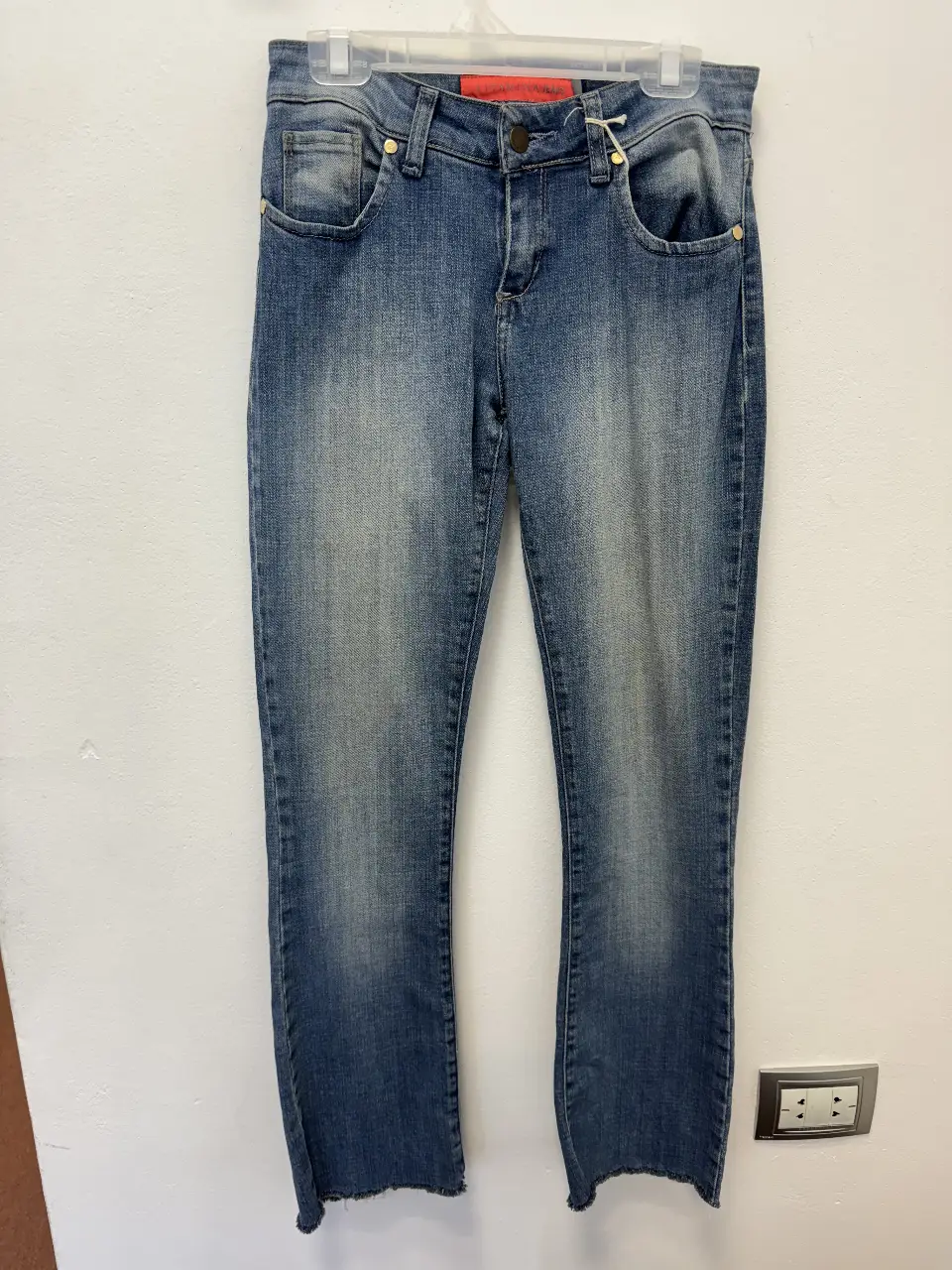 Jeans de mujer rectos, de color azul, con un ligero efecto gastado. Marca VitaminA Jeans. Ideal para un look casual y cómodo.