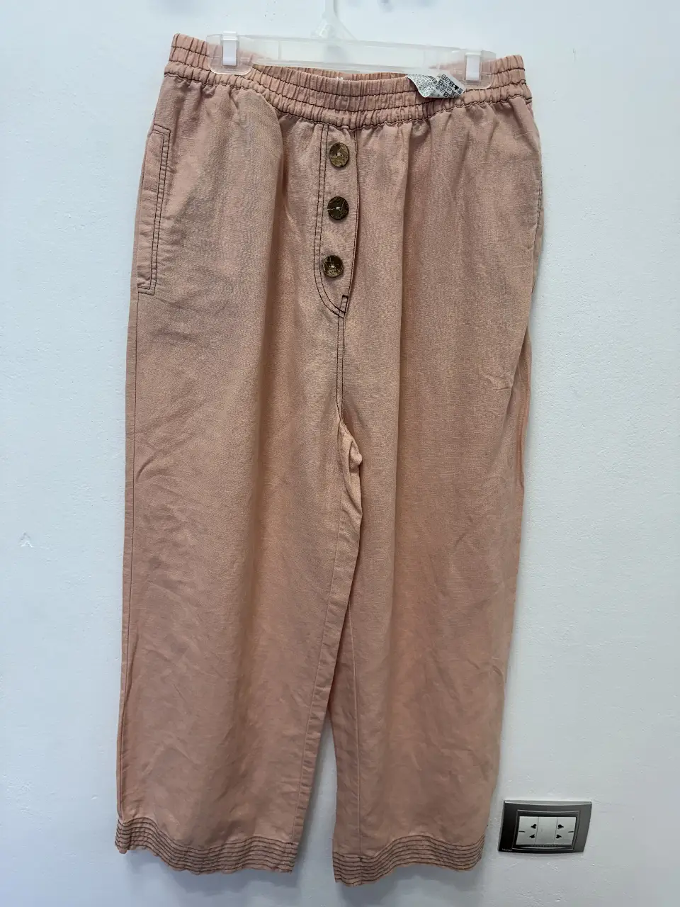 Pantalón suelto de mujer, color rosa, con cintura elastizada y botones decorativos. Marca Zara, talle S.
