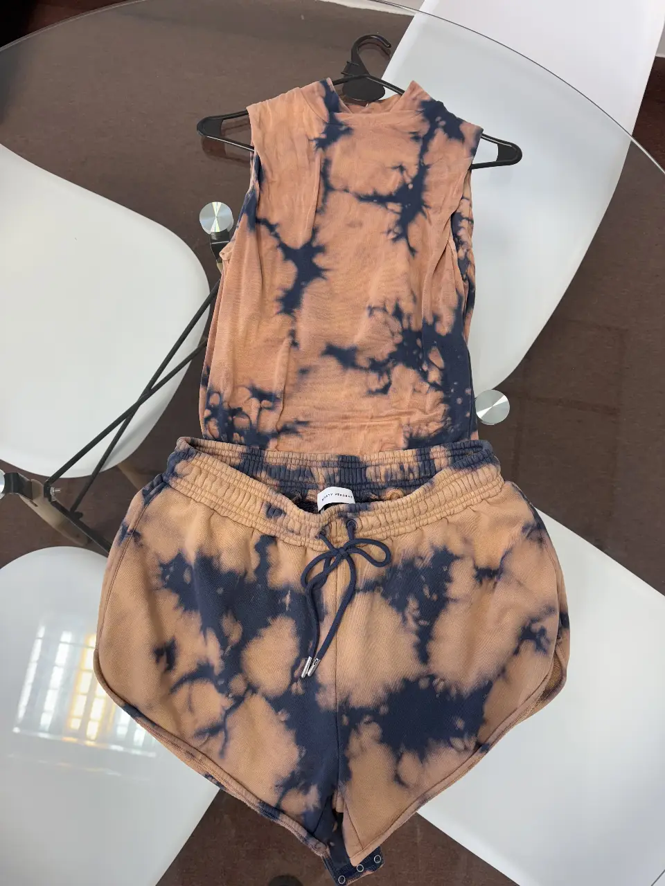 Conjunto de body y short tie dye en tonos marrones y azules. Ideal para un look casual y cómodo.