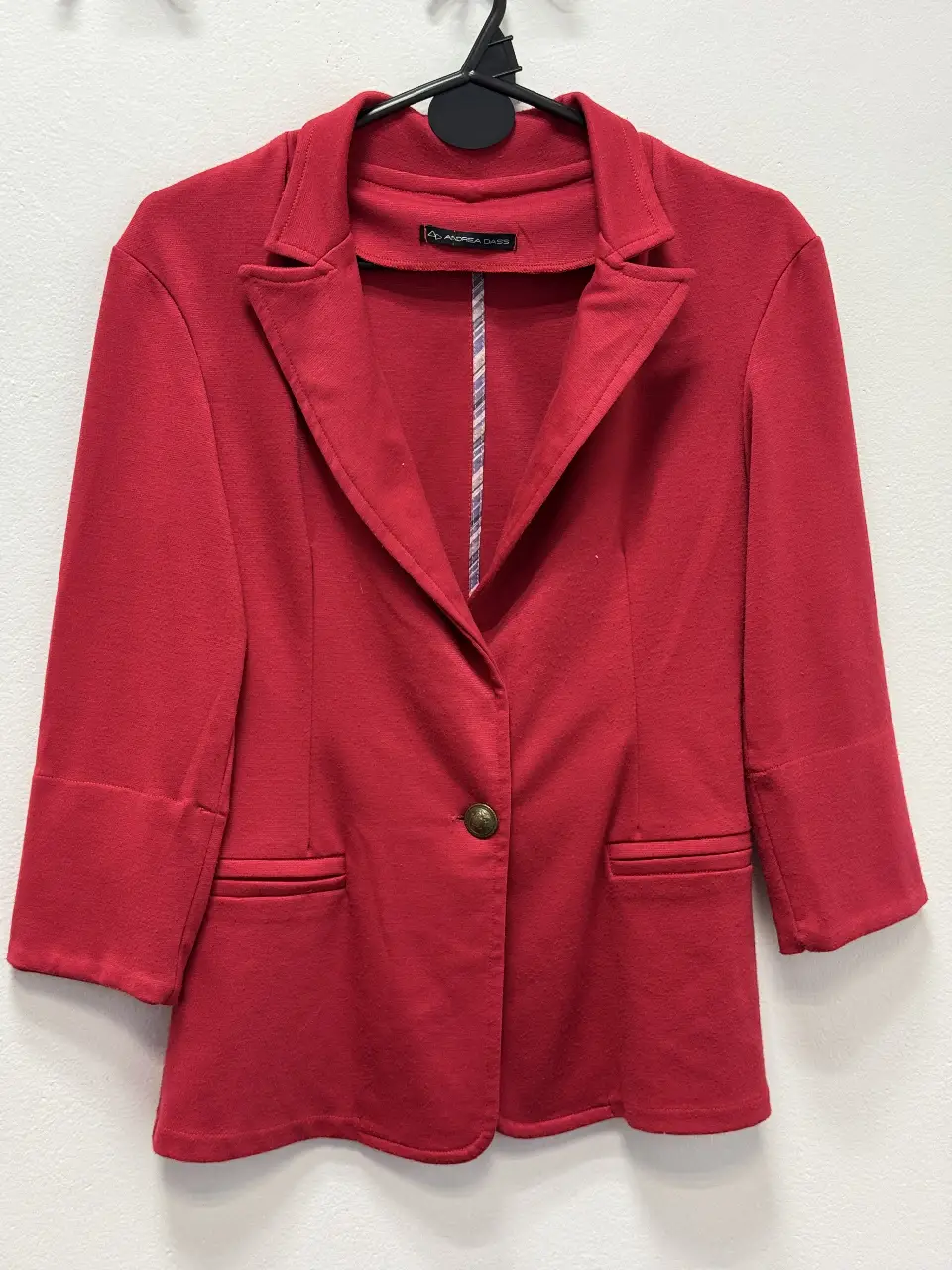 Blazer rojo de mujer, con un solo botón y mangas 3/4. Ideal para un look elegante y sofisticado.