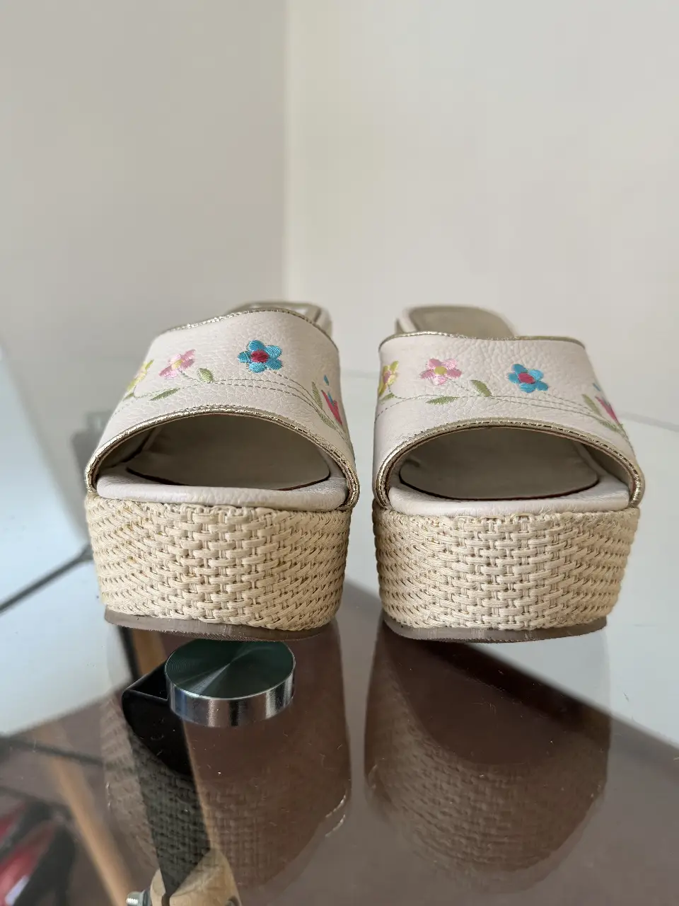 Sandalias de plataforma con bordado floral y detalles dorados. Ideales para un look retro y cómodo.