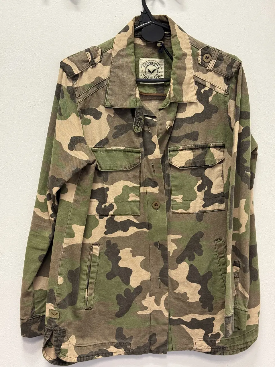 Campera tipo camisa de hombre con estampado camuflado, de la marca Rapsodia. Ideal para un look casual y urbano.