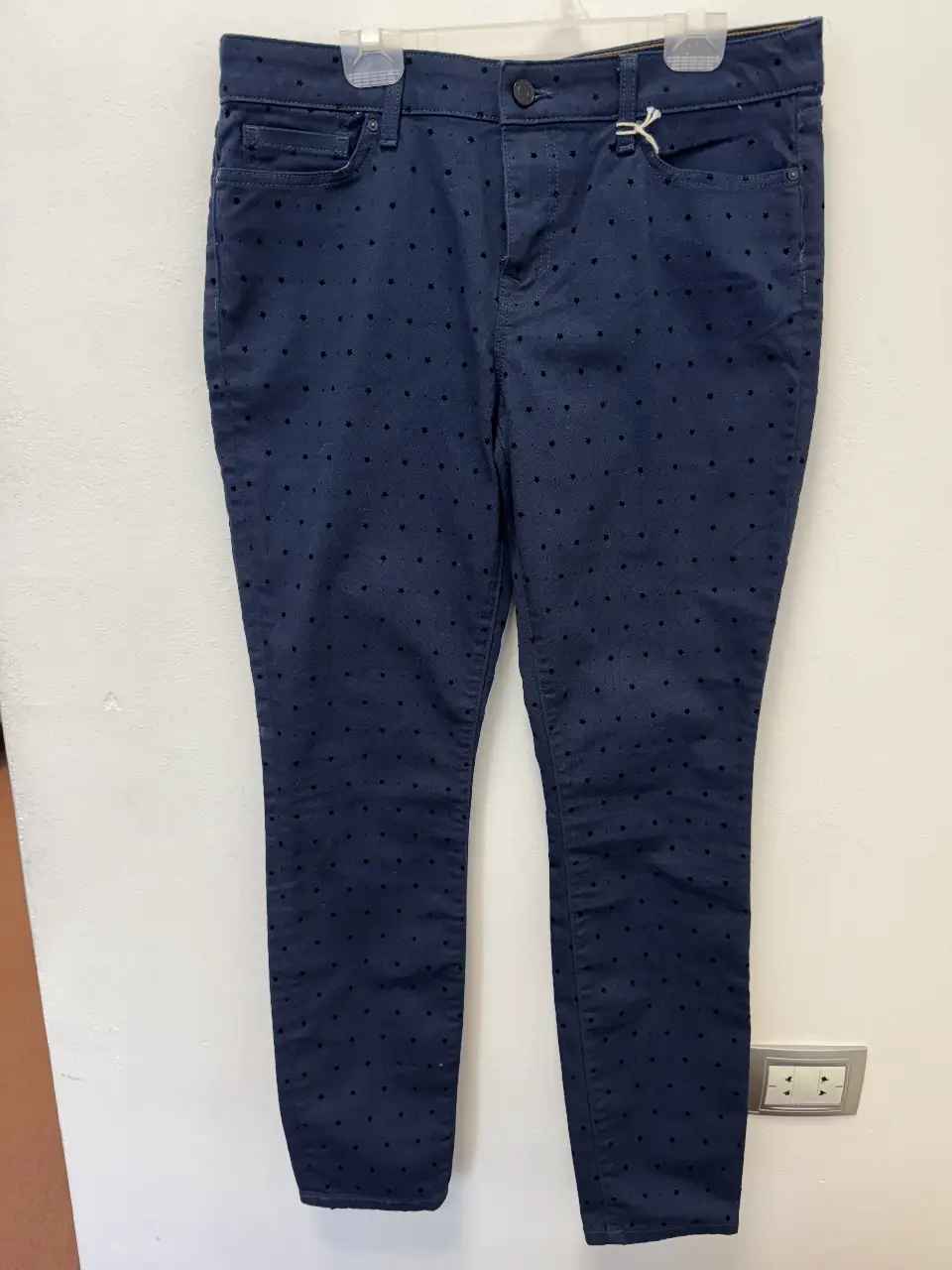 Jeans de mujer Tommy Hilfiger azul con estampado de estrellas. Tiro medio, corte recto y calce perfecto. Un clásico renovado para tu guardarropa.