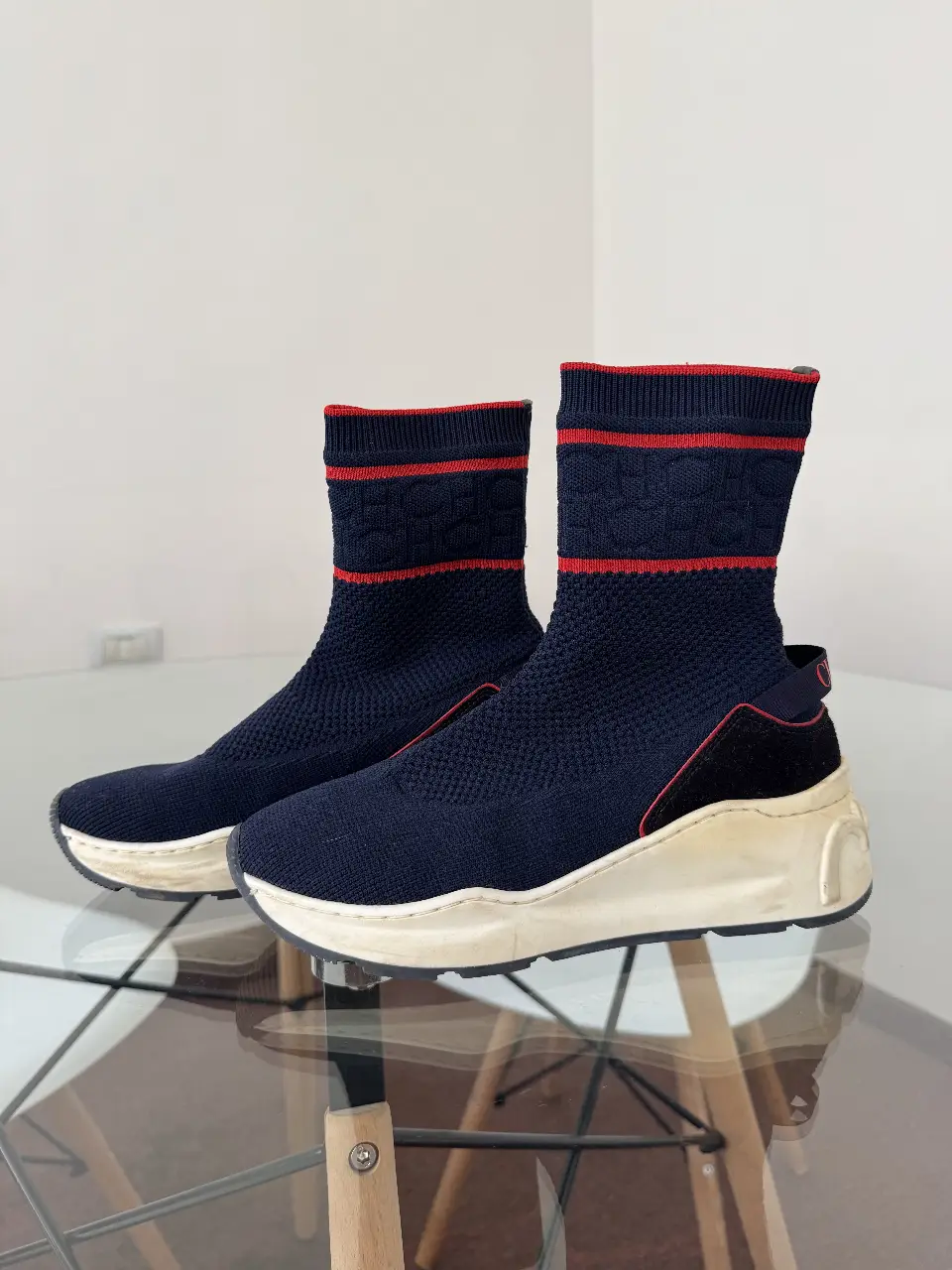 Zapatillas botitas CHCHC en color azul marino con detalles en rojo y suela blanca. Diseño moderno y cómodo, ideales para un look casual y urbano.