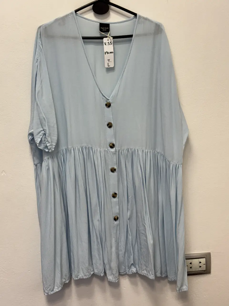 Blusa celeste con botones y corte en la cintura. Ideal para un look casual y fresco.