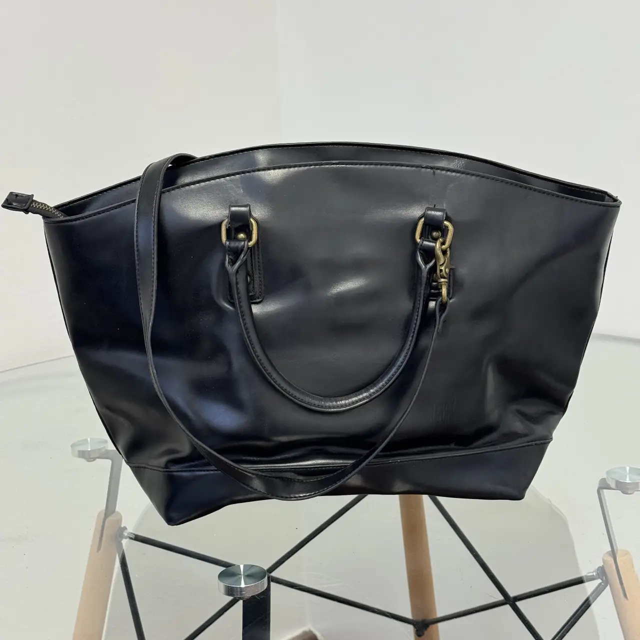 Bolso tote negro de cuero sintético, ideal para llevar todo lo necesario con estilo. Perfecto para el trabajo o salidas casuales.