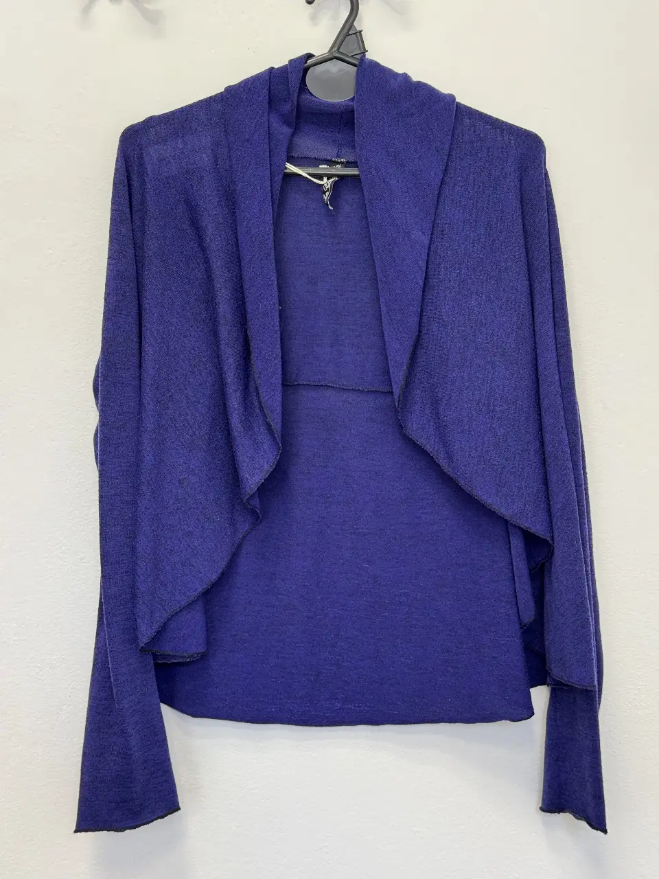 Cardigan de mujer en color azul. Diseño con solapas amplias y mangas largas. Ideal para un look casual y cómodo.