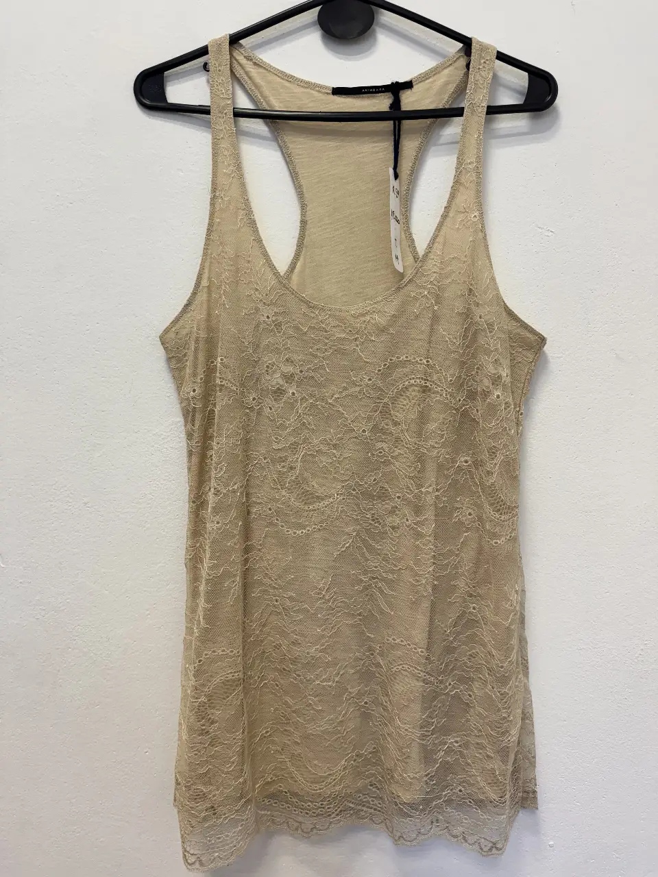 Musculosa de encaje color crudo, ideal para un look casual y fresco. Perfecta para combinar con jeans o shorts.