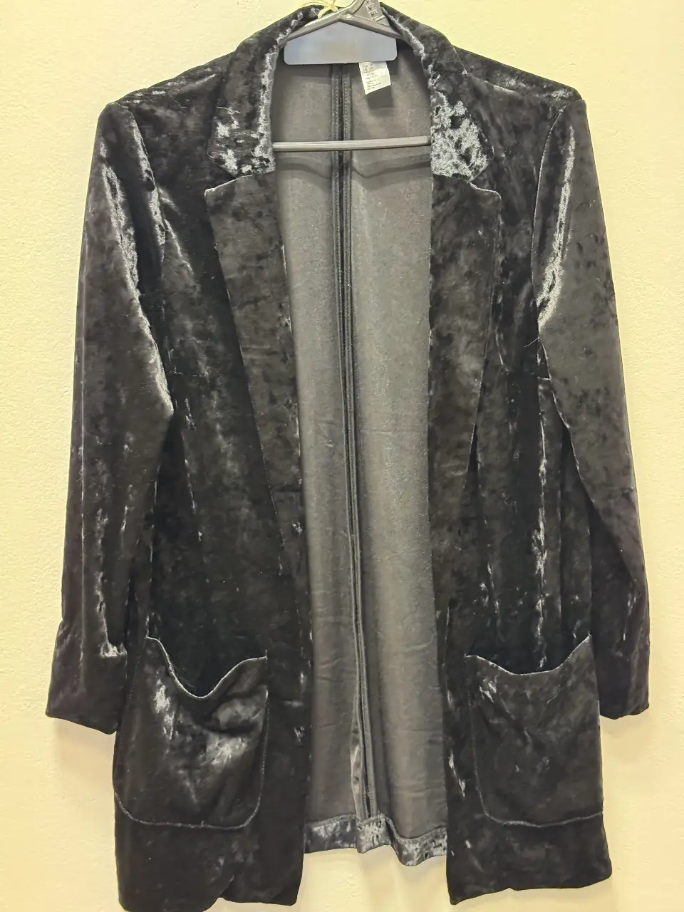 Elegante blazer de terciopelo negro, ideal para un look sofisticado. Con bolsillos delanteros y un diseño clásico, perfecto para ocasiones formales o para darle un toque chic a tu outfit diario.