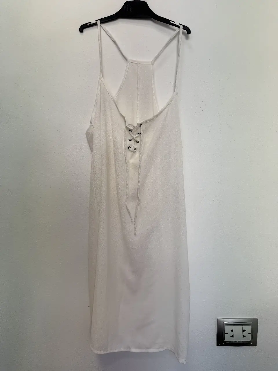 Vestido largo blanco con detalle de ajuste en la espalda y tirantes finos. Ideal para un look fresco y elegante.