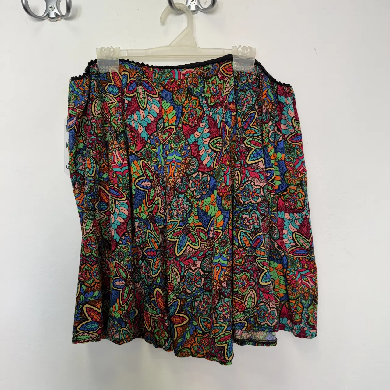 Pollera larga con estampado floral en tonos vibrantes. Ideal para un look bohemio y lleno de color. Perfecta para combinar con tops básicos y crear outfits únicos.