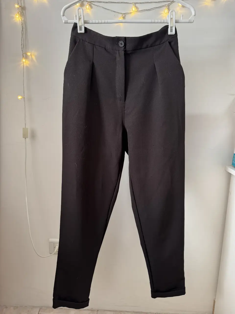 Pantalón sastrero negro, de corte recto y tiro alto. Ideal para un look formal o de oficina.