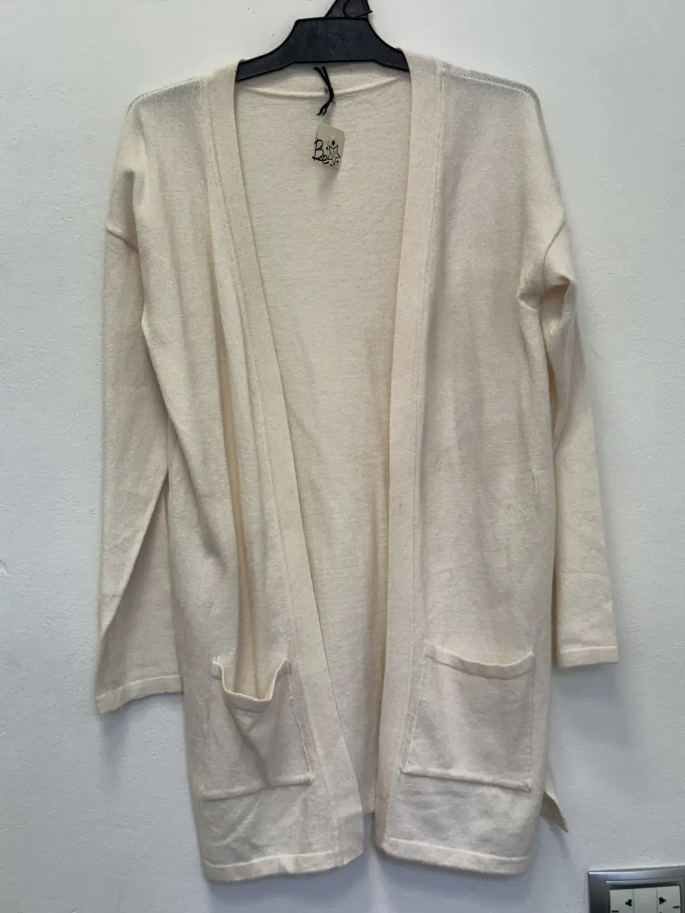 Cardigan largo de tejido con textura y lentejuelas. Ideal para un look casual y abrigado.
