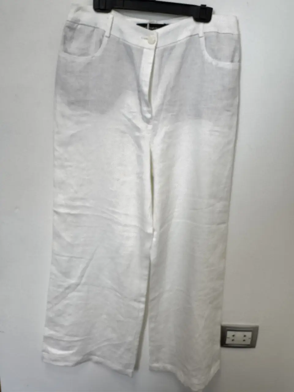 Pantalón sastrero blanco de lino, tiro alto y corte recto. Ideal para un look elegante y fresco.