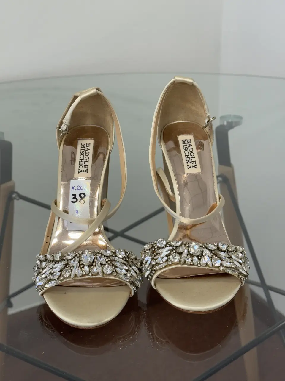 Sandalias de fiesta color crudo con detalles de strass. Tienen taco alto y pulsera en el tobillo. Ideales para eventos especiales.