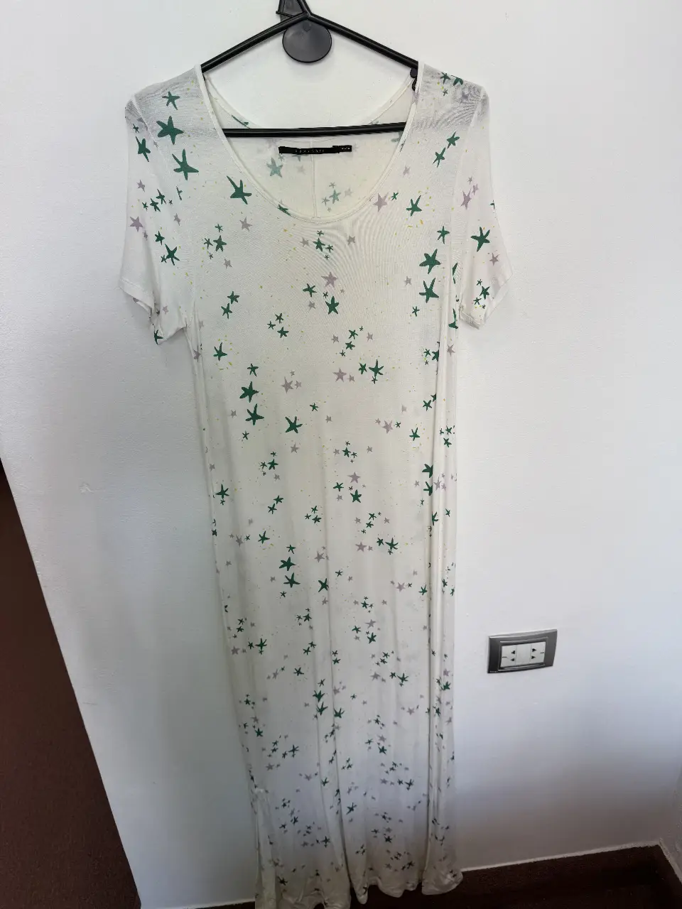 Vestido largo de mujer, blanco con estampado de estrellas verdes y lilas. Ideal para un look fresco y casual.