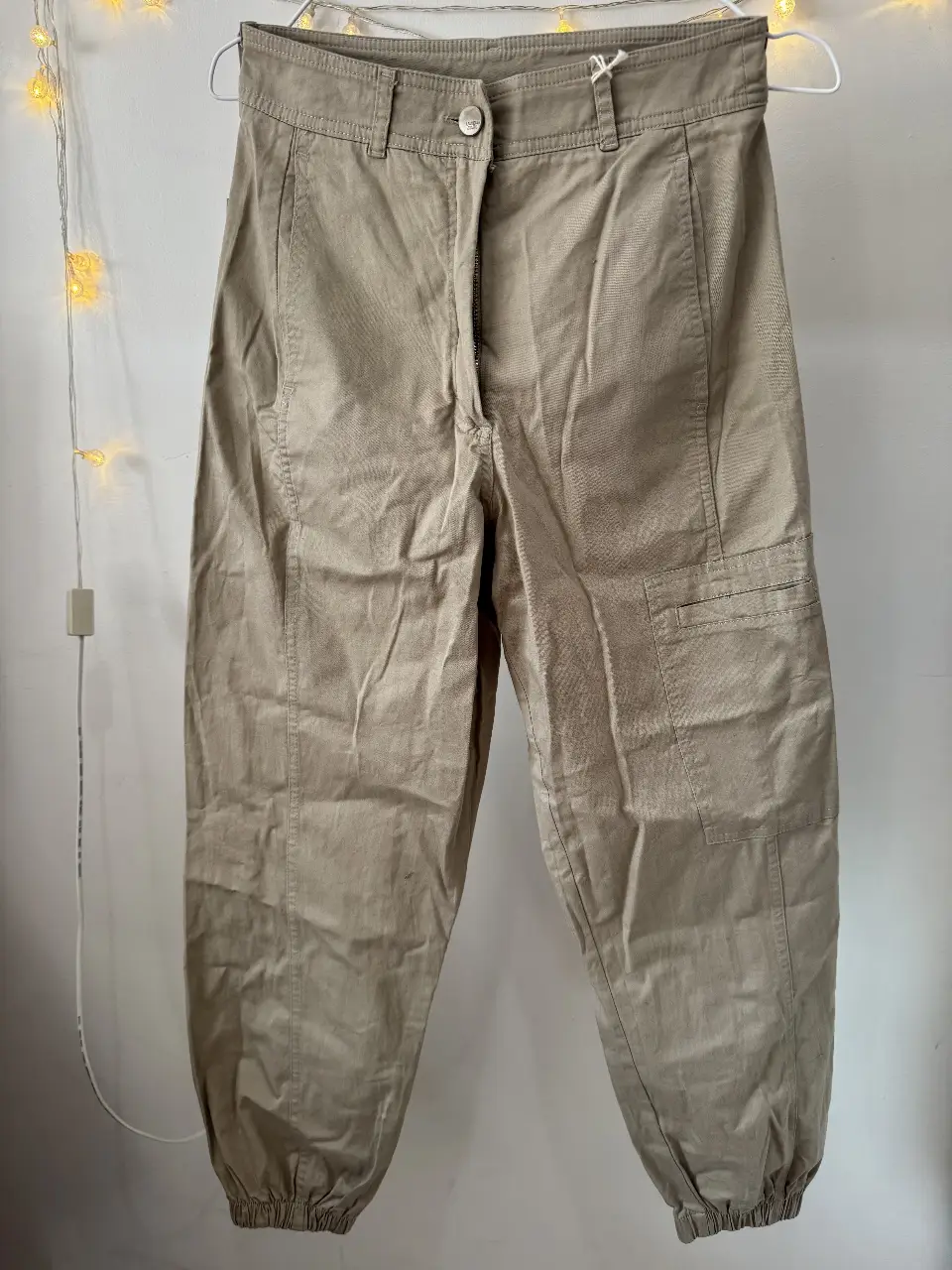 Pantalón cargo de mujer, color khaki, con cintura alta y puños en los tobillos. Bolsillos laterales y traseros. Talle 40/42.