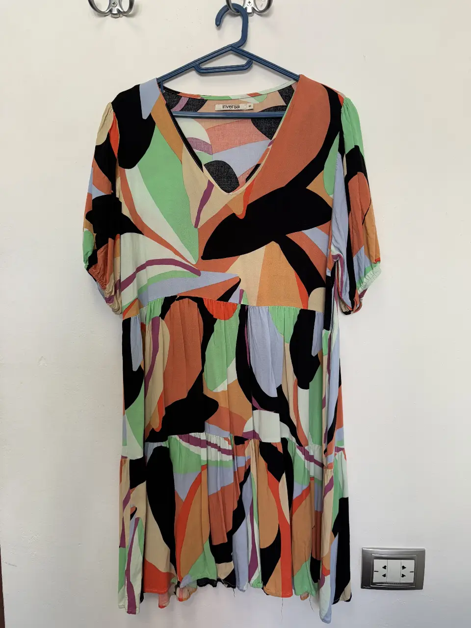 Vestido midi con estampado abstracto en tonos vibrantes. Corte en A, ideal para un look fresco y moderno. Perfecto para el verano.
