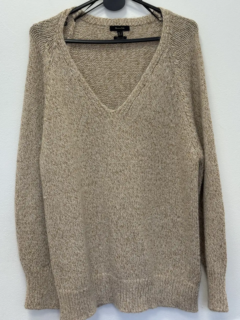 Sweater de punto en V, color crudo, de la marca Massimo Dutti. Ideal para un look casual y cómodo.