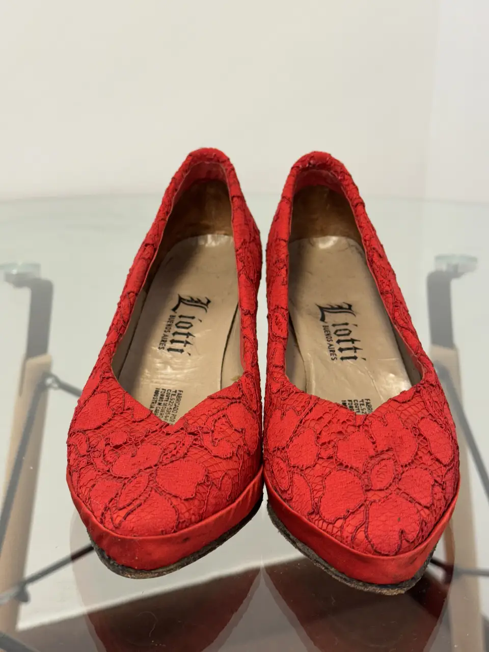 Elegantes zapatos de taco alto rojos con detalle de encaje. Ideales para eventos formales y fiestas.