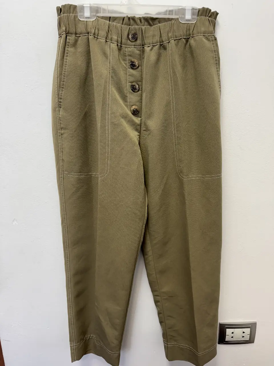 Pantalón de mujer Zara, color verde oliva, tiro alto, con botones delanteros y cintura elastizada. Ideal para un look casual y cómodo.